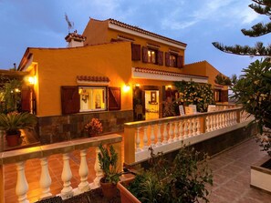 Terrace/patio - Wonderful private villa for 12 guests with A/C, private pool, WIFI, TV, patio and pets allowed (Maspalomas)