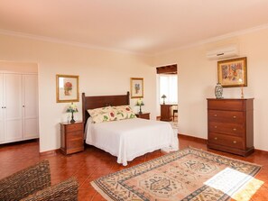 6 bedrooms, travel cot, free WiFi