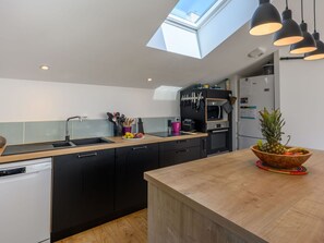 Micro-ondes, four, lave-vaisselle, grille-pain