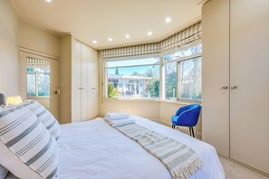 Casa, vista para a piscina | 6 quartos, cortinas blackout, ferros/tábuas de passar roupa