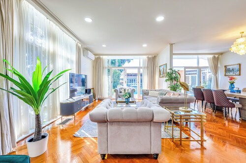 StayAU Spacious 6BR McKinnon Pool Home