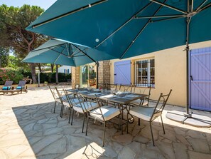 Outdoor dining - Wonderful private villa for 9 guests with WIFI, A/C, private pool, TV and terrace (Sainte-maxime)