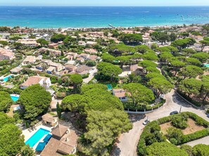 An aerial view of a coastal residential area with houses, trees, and a clear view of the sea. - Wonderful private villa for 9 people with A/C, private pool, WIFI, TV and terrace (Sainte-maxime)