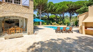 A stone building with a pool, outdoor seating, and a staircase. - Beautiful private villa for 9 guests with WIFI, private pool, A/C, TV and terrace (Sainte-maxime)
