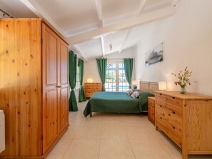 4 間睡房、可攜式嬰兒床、免費 Wi-Fi、床單