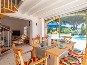 Outdoor dining - Wonderful private villa for 9 people with A/C, private pool, WIFI, TV and terrace (Sainte-maxime)