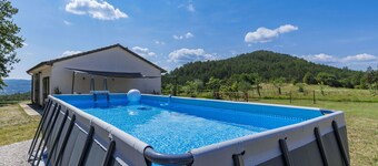 Alleinstehendes Ferienhaus mit  W-LAN, Klimaanlage, privatem Pool, TV, Terrasse, Panoramablick