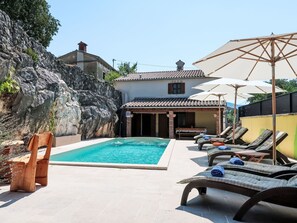 Pool - Beautiful private villa for 6 people with private pool, A/C, WIFI, TV, terrace and pets allowed (Rijeka)