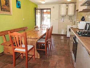 Dining - Wonderful private villa for 6 people with A/C, private pool, WIFI, TV, terrace and pets allowed (Rijeka)