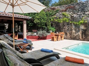 Outdoor dining - Beautiful private villa for 6 people with private pool, A/C, WIFI, TV, terrace and pets allowed (Rijeka)