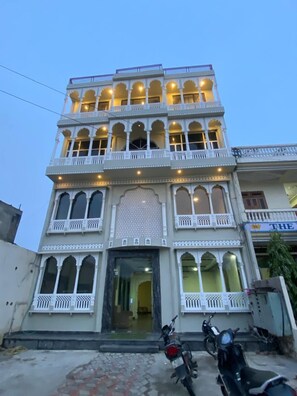Mặt tiền nơi lưu trú