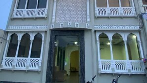 A multi-story building with balconies and arched windows, featuring traditional architectural elements. - Hotel Saif Ranthambore (Sawai Madhopur)