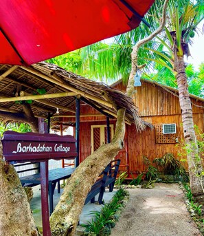 Eenvoudige bungalow, uitzicht op het strand | Terras