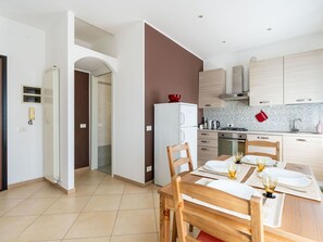 Ugn, diskmaskin och barnstol