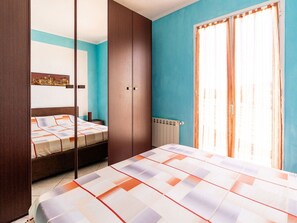 2 bedrooms, travel cot, free WiFi