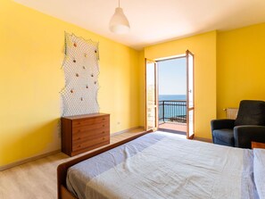 2 bedrooms, travel crib, free WiFi