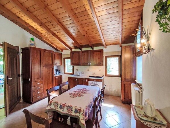 Four à micro-ondes, grille-pain, table de salle à manger