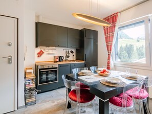 Mikrovågsugn, diskmaskin, brödrost och matbord