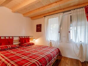 2 slaapkamers, een strijkplank/strijkijzer, reisbedje, gratis wifi