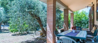 Stunning private villa for 8 guests with pool, TV, terrace, pets allowed and parking