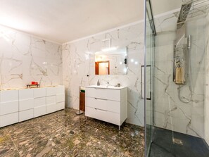 Bathroom - Stunning private villa with hot tub, WIFI, A/C, private pool, TV, patio and panoramic view (Scansano)