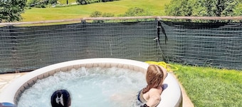 Schönes alleinstehendes Ferienhaus mit Klimaanlage, Whirlpool, privatem Pool, W-LAN, TV, Innenhof