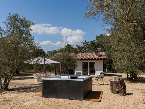 Outdoor spa tub