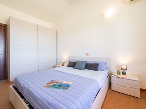 3 makuuhuonetta, silitysrauta/-lauta, vauvan matkasänky