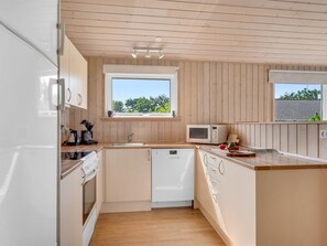 Réfrigérateur, four, lave-vaisselle, chaise haute