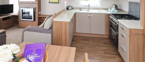 Jääkaappi, uuni, liesi, leivänpaahdin