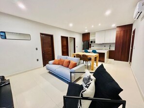 A modern apartment with a living area, dining space, and kitchenette. - near the boardwalk and deer stadium by Gpsrentas (Mazatlán)