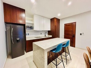 Kjøleskap, mikrobølgeovn, kokeplater og kaffetrakter/tekoker