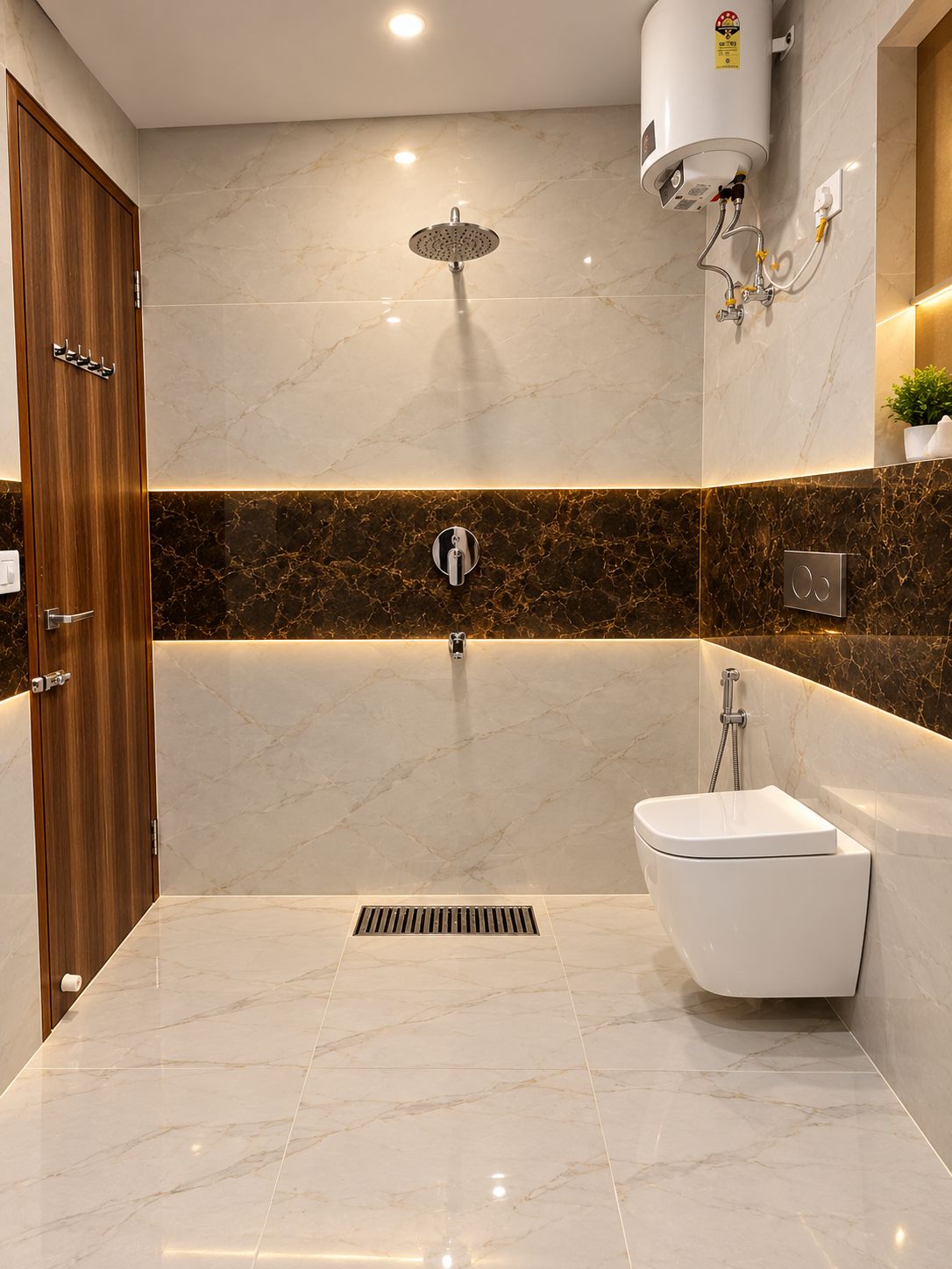 Un baño moderno con una bañera independiente, un cabezal de ducha y un inodoro.