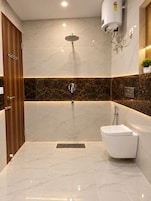 Une salle de bain moderne avec une baignoire sur pieds, une douche et des toilettes.