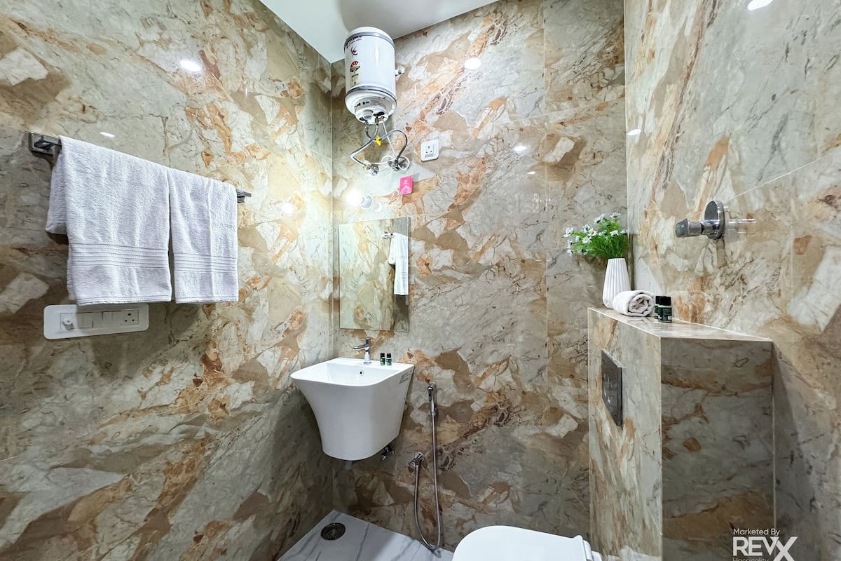Deluxe Apartment | Bathroom | Shower, free toiletries, towels, soap