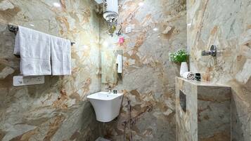 Deluxe-lejlighed | Badeværelse | Bruser, gratis toiletartikler, håndklæder, Sæbe