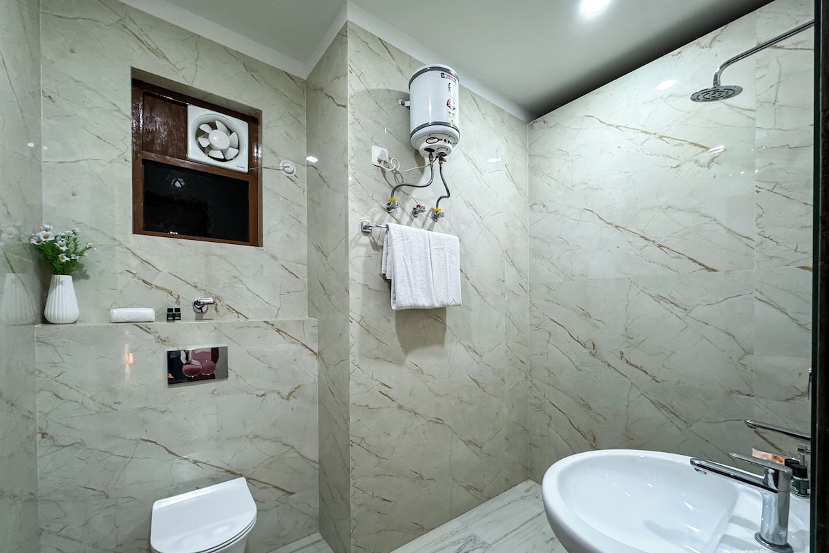 Superior Tek Büyük Yataklı Oda | Banyo | Duş, ücretsiz banyo/kozmetik ürünleri, bide, havlu 