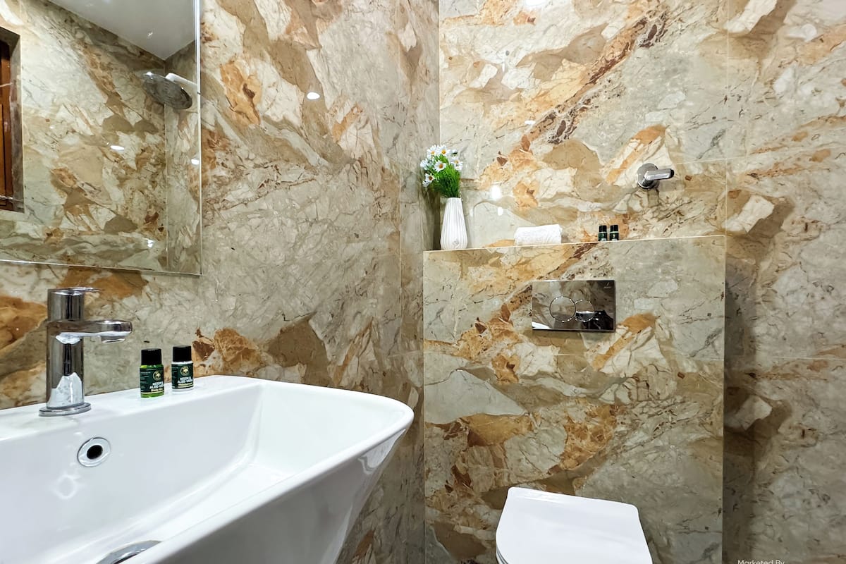 Deluxe Tek Büyük Yataklı Oda | Banyo | Duş, ücretsiz banyo/kozmetik ürünleri, bide, havlu 