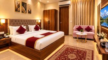 Una habitación de hotel moderna con una cama grande, un sofá, un televisor y un ventilador de techo.