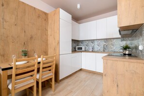 Apartamento, 1 habitación, balcón | Cocina privada | Microondas, horno, hervidor eléctrico y congelador