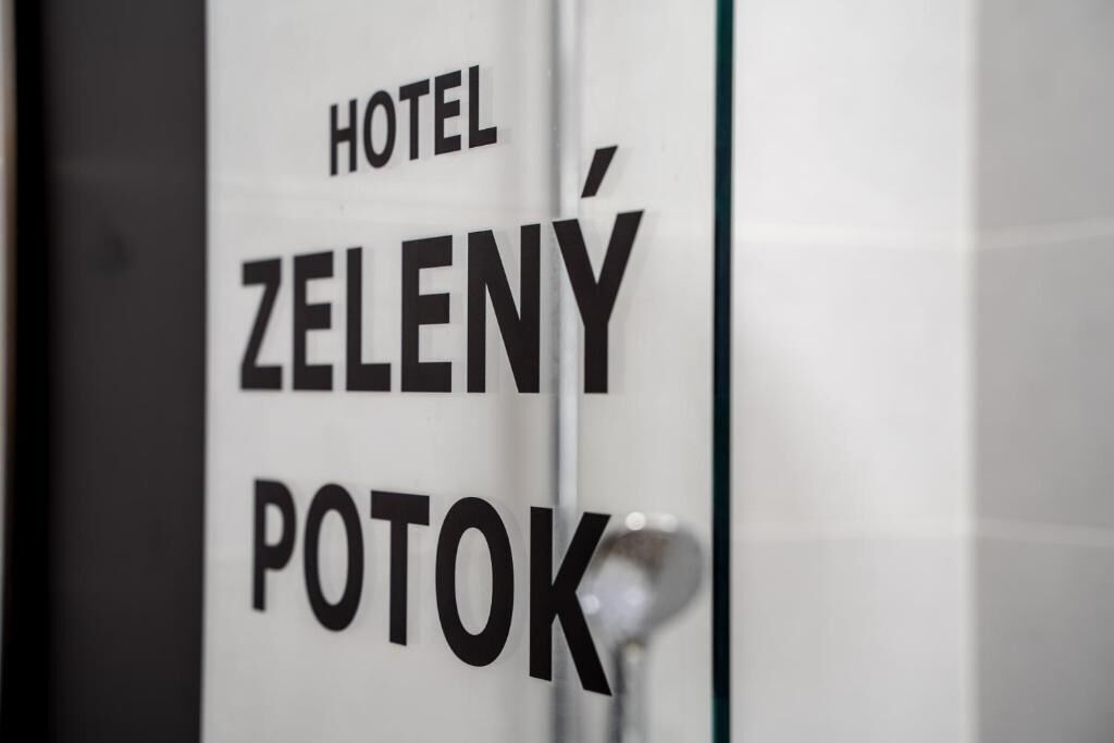 Un cartello con la scritta 'HOTEL ZELENÝ POTOK'.