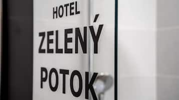 Une enseigne portant l’inscription « HÔTEL ZELENÝ POTOK ».