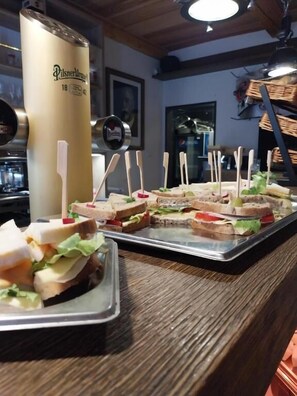 Free daily buffet breakfast  - Hotel Zelený Potok (Pec pod Snezkou)