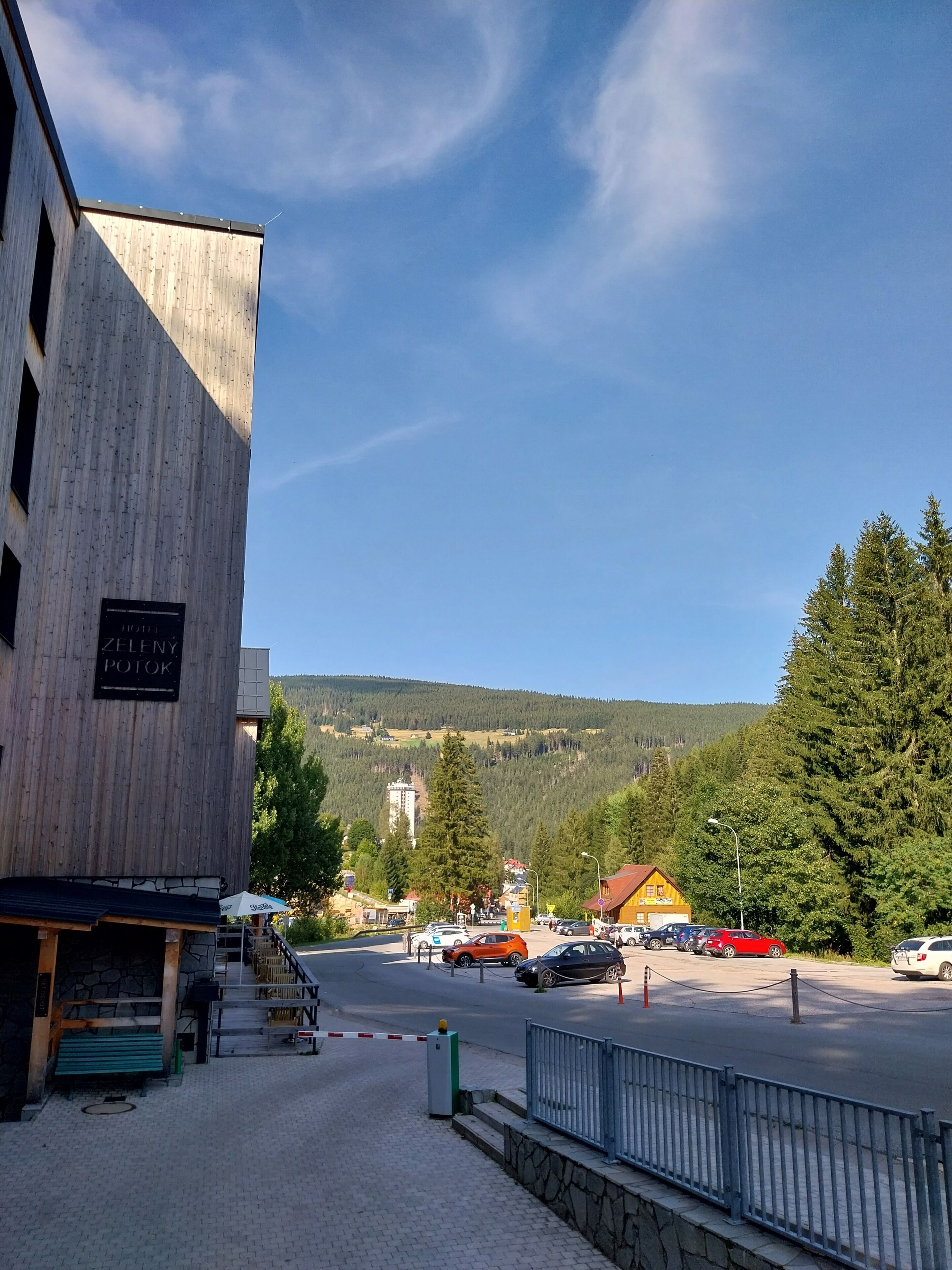 Un edificio de madera con un letrero que dice "ZELENY POTOK".