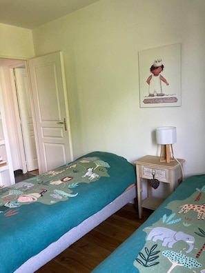4 habitaciones, tabla de planchar con plancha, wifi y ropa de cama 
