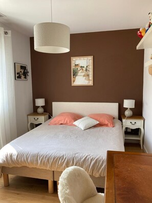 4 slaapkamers, een strijkplank/strijkijzer, wifi, beddengoed