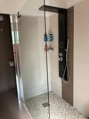 Een douche, een haardroger, handdoeken, zeep