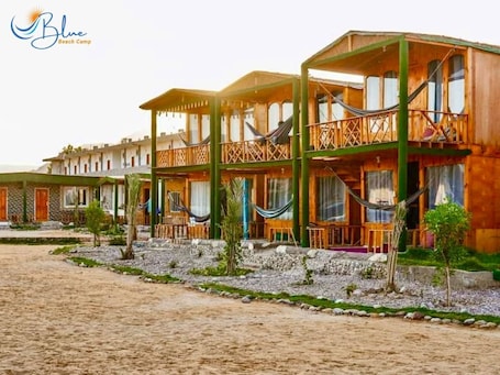 Schreibtisch, laptopgeeigneter Arbeitsplatz, WLAN. Blue Beach Camp
