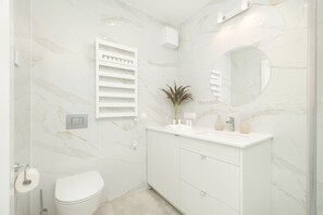 Studio, Balcony, Lakeside | Bathroom | Shower, towels, soap, shampoo - Sea&lake Studio in Mielno by Renters (Mielno)