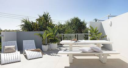 Villa Two Coolum - walk to the beach